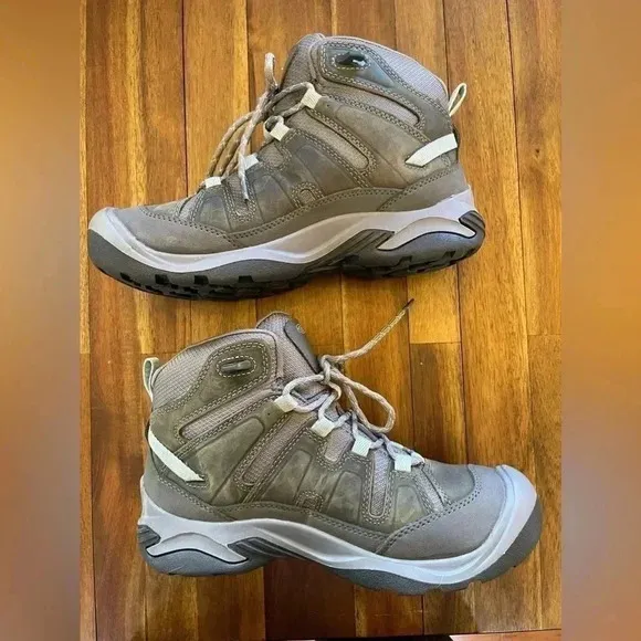 NWOT Keen Circadia waterproof hiking boots