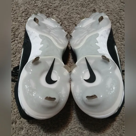 NWOT Men's Black and White Nike Athletic cleats