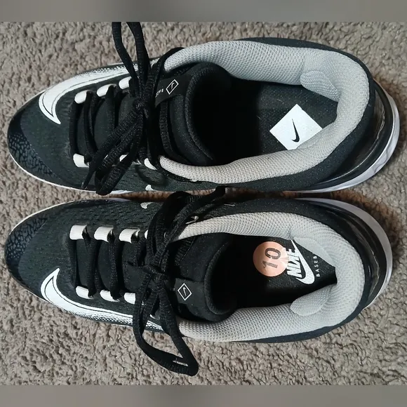 NWOT Men's Black and White Nike Athletic cleats
