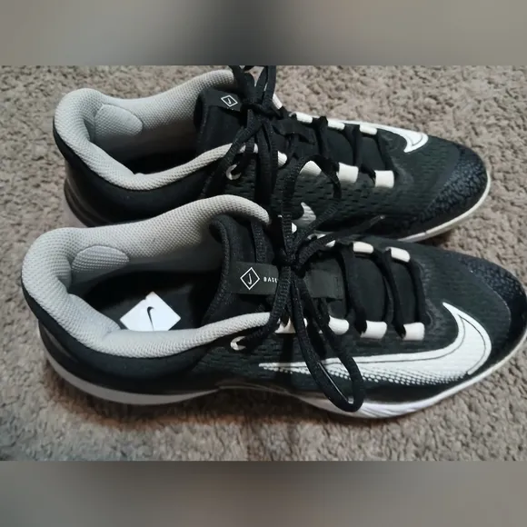 NWOT Men's Black and White Nike Athletic cleats