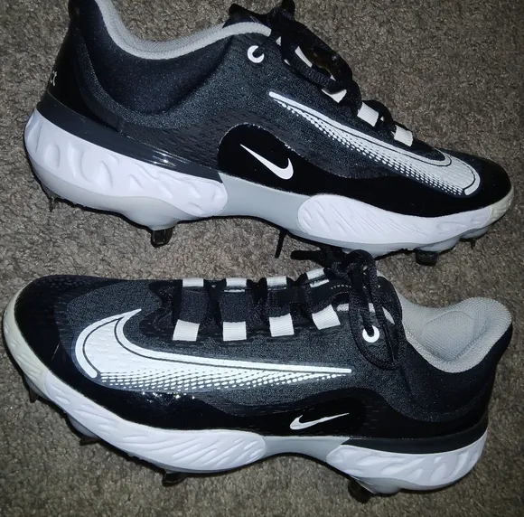 NWOT Men's Black and White Nike Athletic cleats