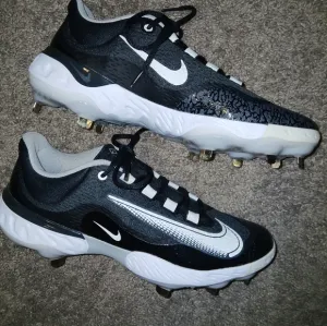 NWOT Men's Black and White Nike Athletic cleats
