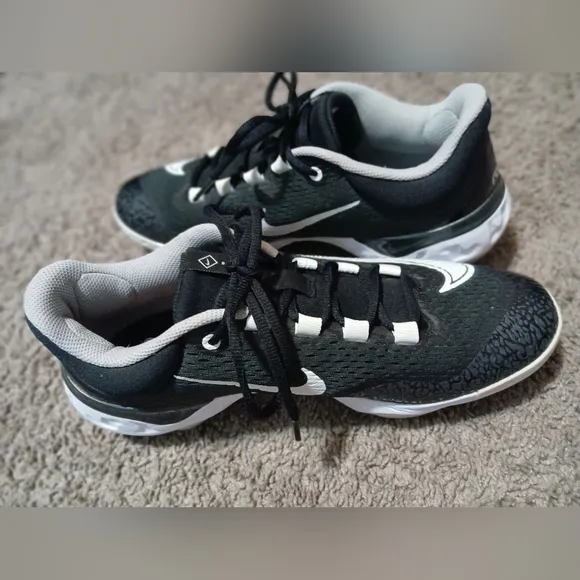 NWOT Men's Black and White Nike Athletic cleats