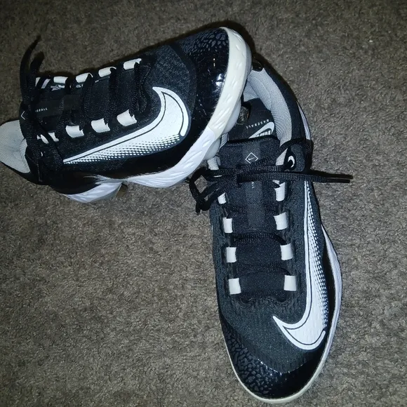 NWOT Men's Black and White Nike Athletic cleats