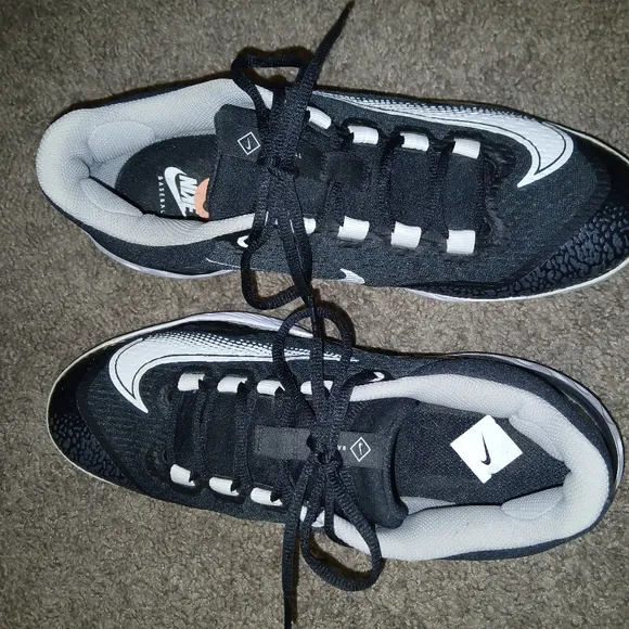 NWOT Men's Black and White Nike Athletic cleats