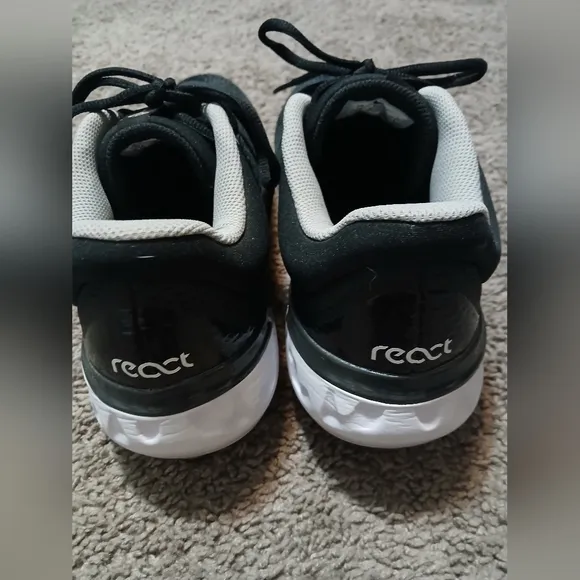 NWOT Men's Black and White Nike Athletic cleats