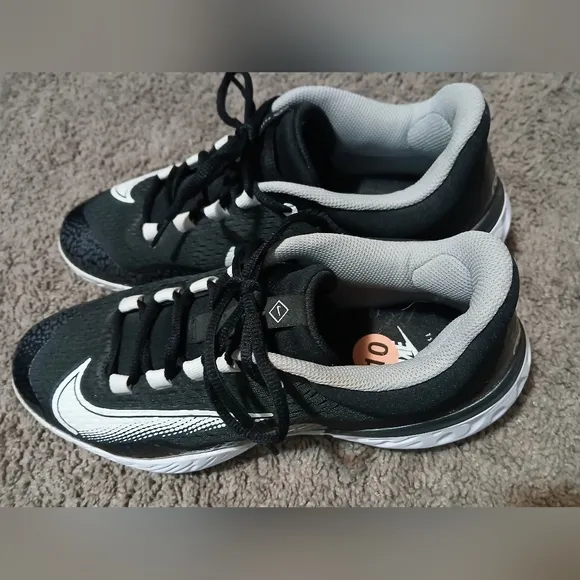 NWOT Men's Black and White Nike Athletic cleats