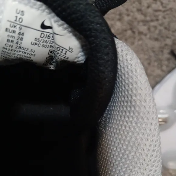 NWOT Men's Black and White Nike Athletic cleats