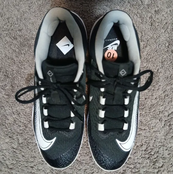 NWOT Men's Black and White Nike Athletic cleats