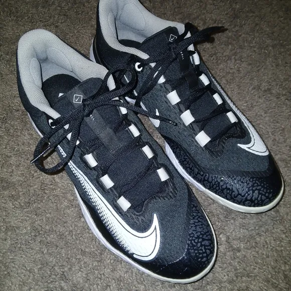 NWOT Men's Black and White Nike Athletic cleats