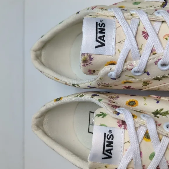 NWOT Vans Floral Classic Floral Canvas off the wall Sneakers womans size 9.5