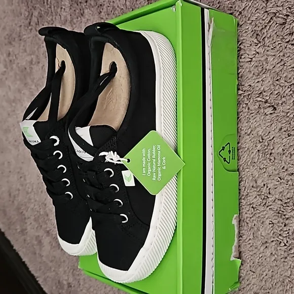*NWT* Cariuma Black Canvas Sneakers