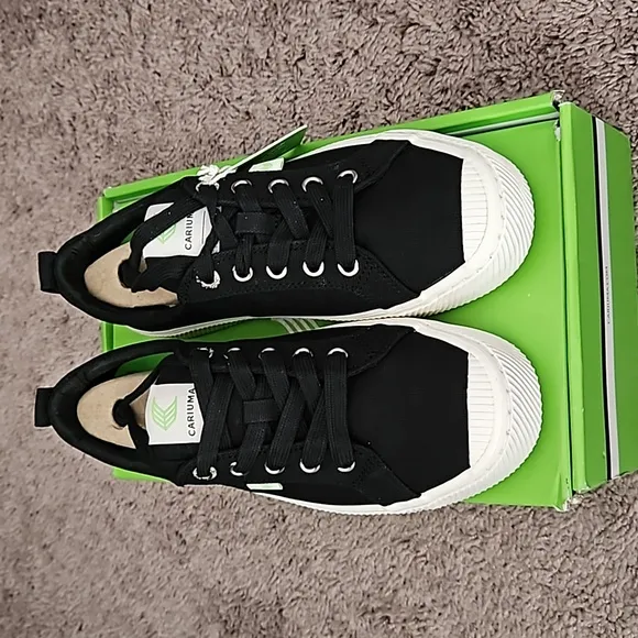 *NWT* Cariuma Black Canvas Sneakers