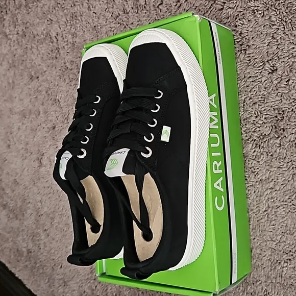 *NWT* Cariuma Black Canvas Sneakers