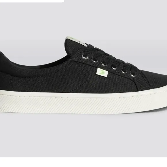 *NWT* Cariuma Black Canvas Sneakers