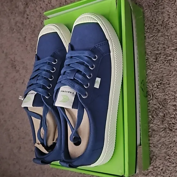 *NWT* Cariuma Canvas Sneakers