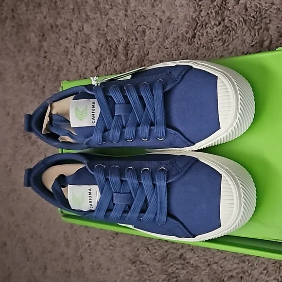 *NWT* Cariuma Canvas Sneakers