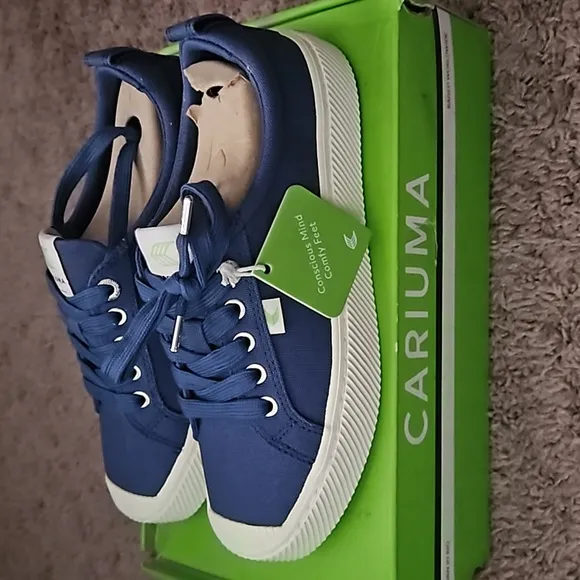 *NWT* Cariuma Canvas Sneakers
