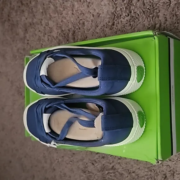 *NWT* Cariuma Canvas Sneakers