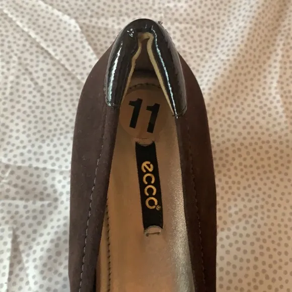 NWT ECCO size 11 brown leather shoes / flats in excellent condition