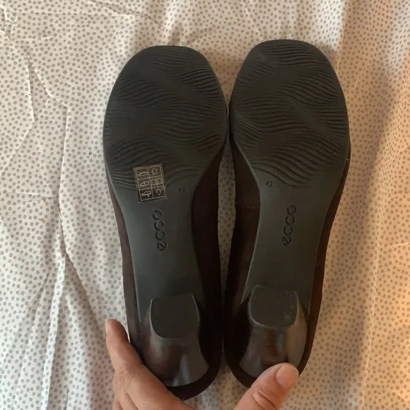 NWT ECCO size 11 brown leather shoes / flats in excellent condition