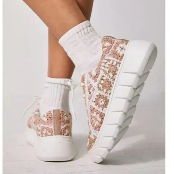 NWT FREE PEOPLE Catch Me If You Can Crochet Sneakers Cream/Pink Size EU39/US…