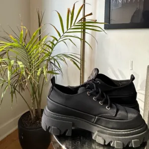 NWT Ganni chunky lug sole black platform sneakers size 40