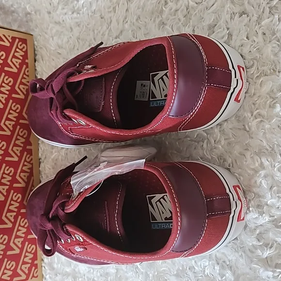 NWT Men's Vans Suede Sneakers