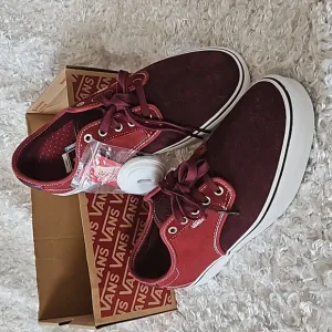 NWT Men's Vans Suede Sneakers