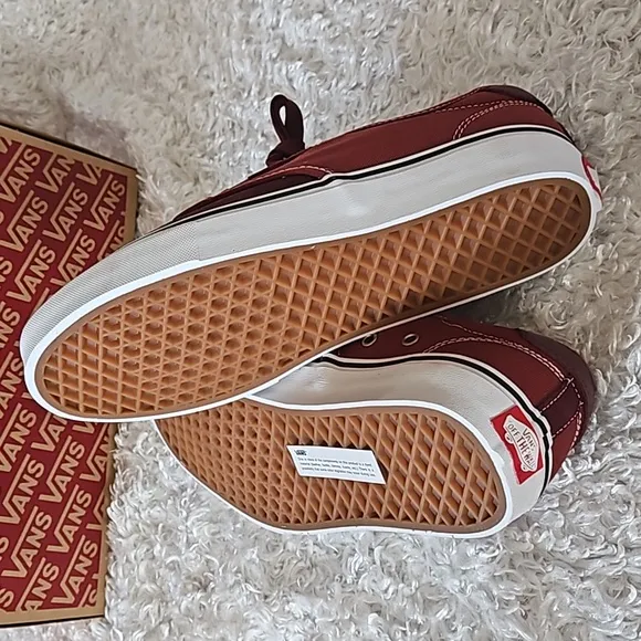 NWT Men's Vans Suede Sneakers