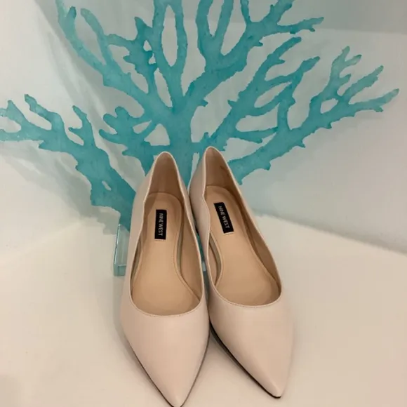 NWT NINE WEST CREAM COLOR FLATS POINTY SHOES SZ 7 M