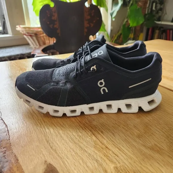 On Cloud 5 Black Womens Sneaker Size 9 Running Walking Shoes Waterproof
