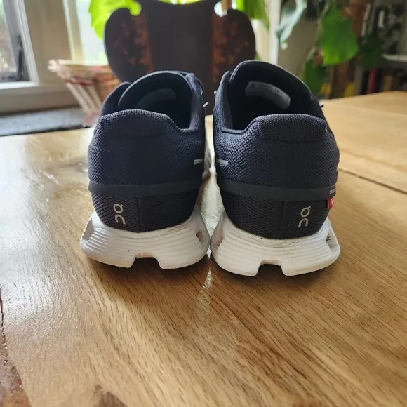 On Cloud 5 Black Womens Sneaker Size 9 Running Walking Shoes Waterproof