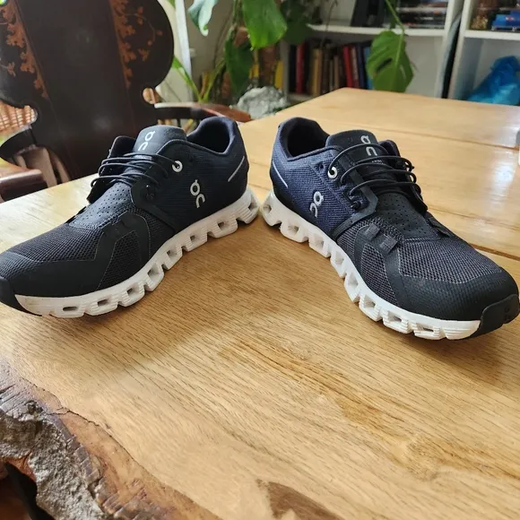 On Cloud 5 Black Womens Sneaker Size 9 Running Walking Shoes Waterproof