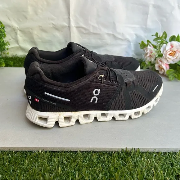 On Cloud 5 Sneakers in Black/white women size 8 gently used