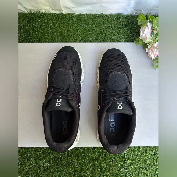 On Cloud 5 Sneakers in Black/white women size 8 gently used