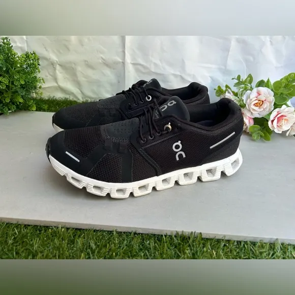 On Cloud 5 Sneakers in Black/white women size 8 gently used