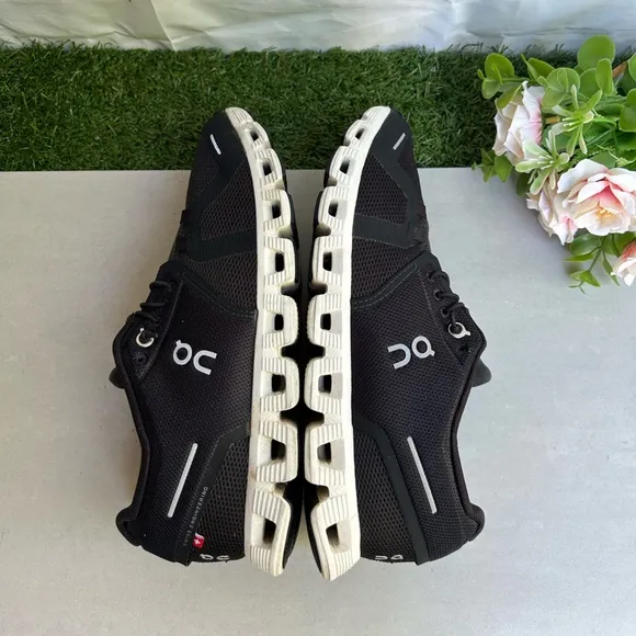 On Cloud 5 Sneakers in Black/white women size 8 gently used