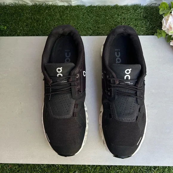 On Cloud 5 Sneakers in Black/white women size 8 gently used