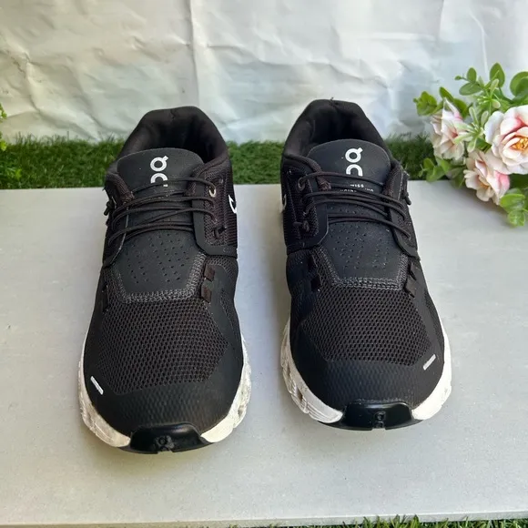 On Cloud 5 Sneakers in Black/white women size 8 gently used