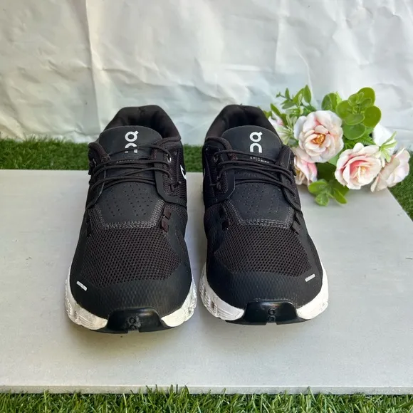 On Cloud 5 Sneakers in Black/white women size 8 gently used