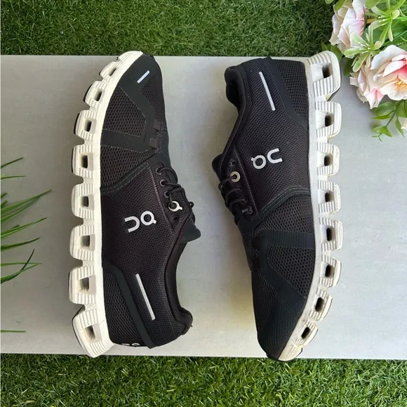 On Cloud 5 Sneakers in Black/white women size 8 gently used