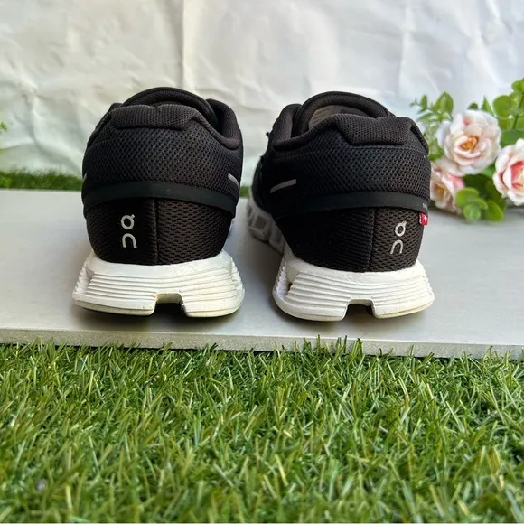 On Cloud 5 Sneakers in Black/white women size 8 gently used
