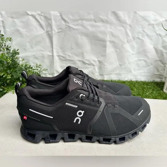 ON CLOUD 5 waterproof all black Running shoes  men size  9 gently used