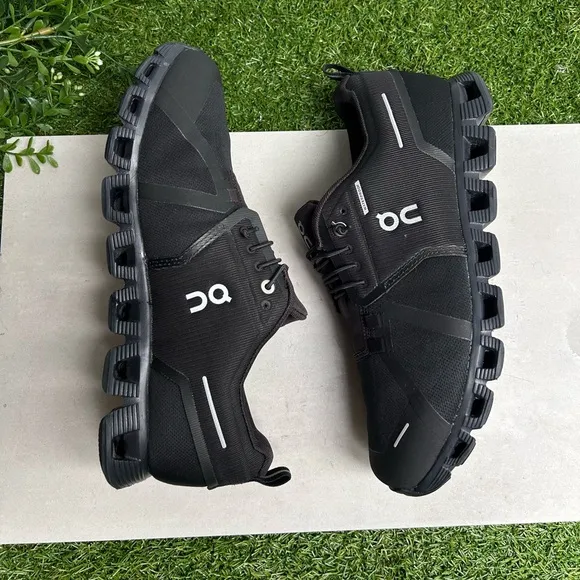 ON CLOUD 5 waterproof all black Running shoes  men size  9 gently used