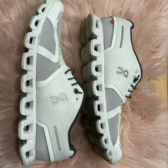 On Cloud Woman’s Sneakers