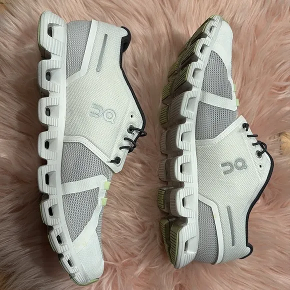 On Cloud Woman’s Sneakers