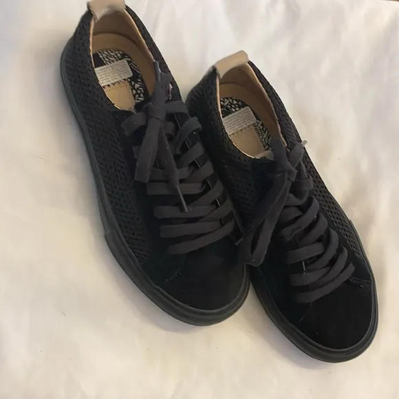 POINTER BLACK SNEAKERS.   LOW CUT, VULCANIZE SOLE.  NEW IN BOX