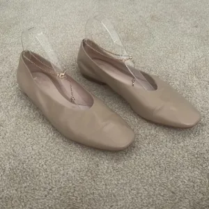 Porte and Paire Ankle Chain Flats