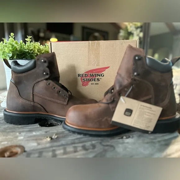 Red Wing DynaForce 415 6-inch men's leather waterproof boots size 11D.